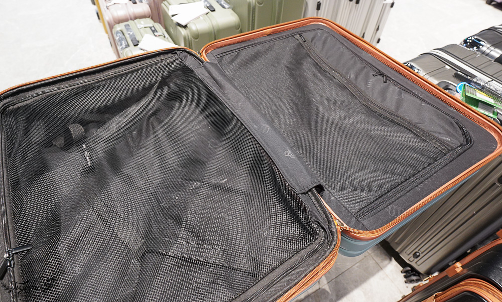 嘉義行李箱特賣會「加賀屋行李箱特賣會」，各品牌行李箱現場一次看，上掀式行李箱、對開式行李箱、雙開式行李箱、胖胖箱、布料行李箱、登機箱，限量特惠行李箱只要990元起，一年保固、終身保修！！ @緹雅瑪 美食旅遊趣