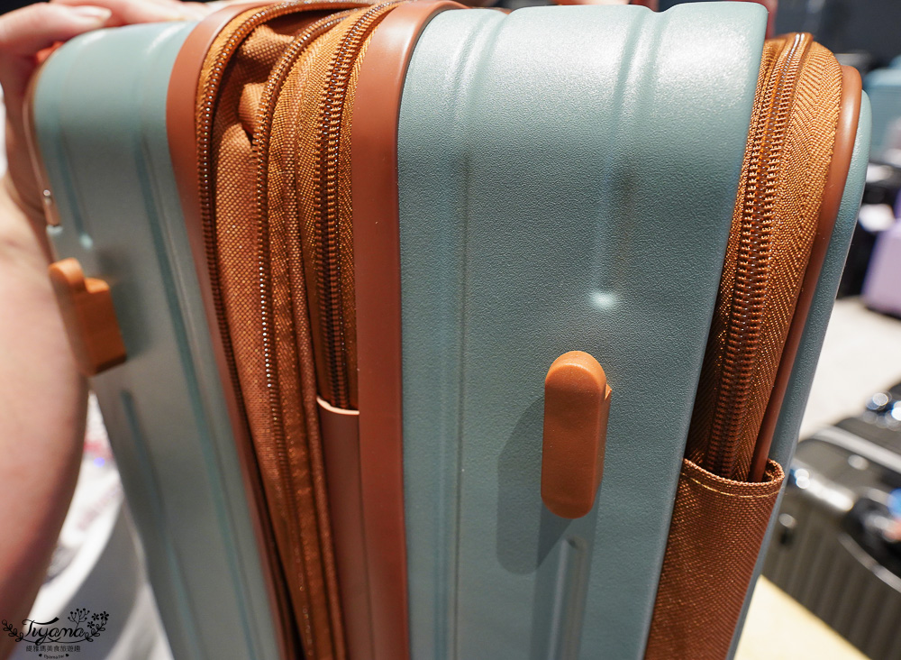 嘉義行李箱特賣會「加賀屋行李箱特賣會」，各品牌行李箱現場一次看，上掀式行李箱、對開式行李箱、雙開式行李箱、胖胖箱、布料行李箱、登機箱，限量特惠行李箱只要990元起，一年保固、終身保修！！ @緹雅瑪 美食旅遊趣