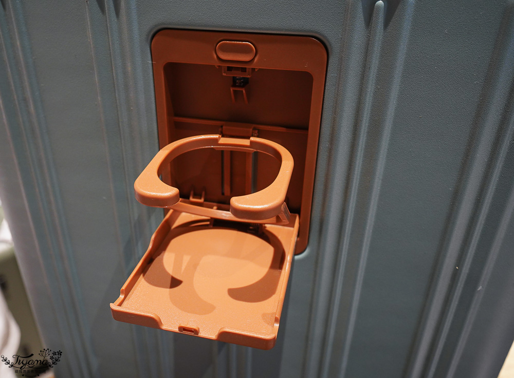 嘉義行李箱特賣會「加賀屋行李箱特賣會」，各品牌行李箱現場一次看，上掀式行李箱、對開式行李箱、雙開式行李箱、胖胖箱、布料行李箱、登機箱，限量特惠行李箱只要990元起，一年保固、終身保修！！ @緹雅瑪 美食旅遊趣