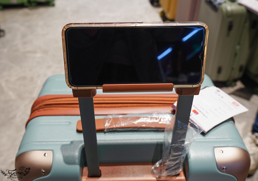 嘉義行李箱特賣會「加賀屋行李箱特賣會」，各品牌行李箱現場一次看，上掀式行李箱、對開式行李箱、雙開式行李箱、胖胖箱、布料行李箱、登機箱，限量特惠行李箱只要990元起，一年保固、終身保修！！ @緹雅瑪 美食旅遊趣