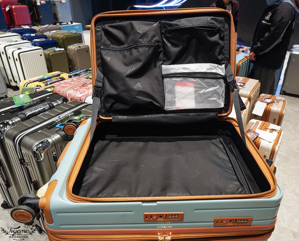 嘉義行李箱特賣會「加賀屋行李箱特賣會」，各品牌行李箱現場一次看，上掀式行李箱、對開式行李箱、雙開式行李箱、胖胖箱、布料行李箱、登機箱，限量特惠行李箱只要990元起，一年保固、終身保修！！ @緹雅瑪 美食旅遊趣