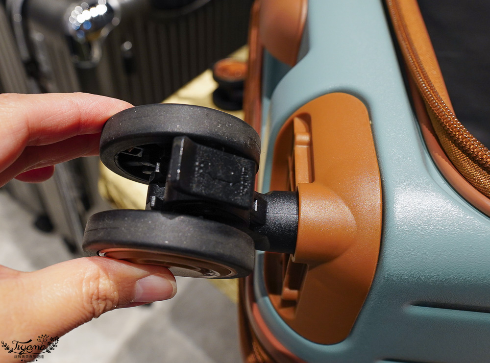 嘉義行李箱特賣會「加賀屋行李箱特賣會」，各品牌行李箱現場一次看，上掀式行李箱、對開式行李箱、雙開式行李箱、胖胖箱、布料行李箱、登機箱，限量特惠行李箱只要990元起，一年保固、終身保修！！ @緹雅瑪 美食旅遊趣