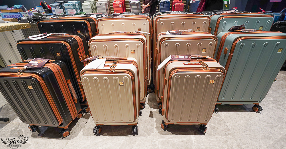 嘉義行李箱特賣會「加賀屋行李箱特賣會」，各品牌行李箱現場一次看，上掀式行李箱、對開式行李箱、雙開式行李箱、胖胖箱、布料行李箱、登機箱，限量特惠行李箱只要990元起，一年保固、終身保修！！ @緹雅瑪 美食旅遊趣
