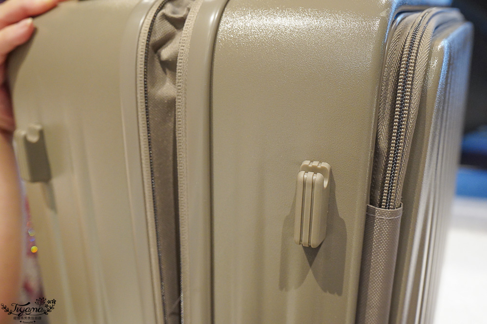 嘉義行李箱特賣會「加賀屋行李箱特賣會」，各品牌行李箱現場一次看，上掀式行李箱、對開式行李箱、雙開式行李箱、胖胖箱、布料行李箱、登機箱，限量特惠行李箱只要990元起，一年保固、終身保修！！ @緹雅瑪 美食旅遊趣