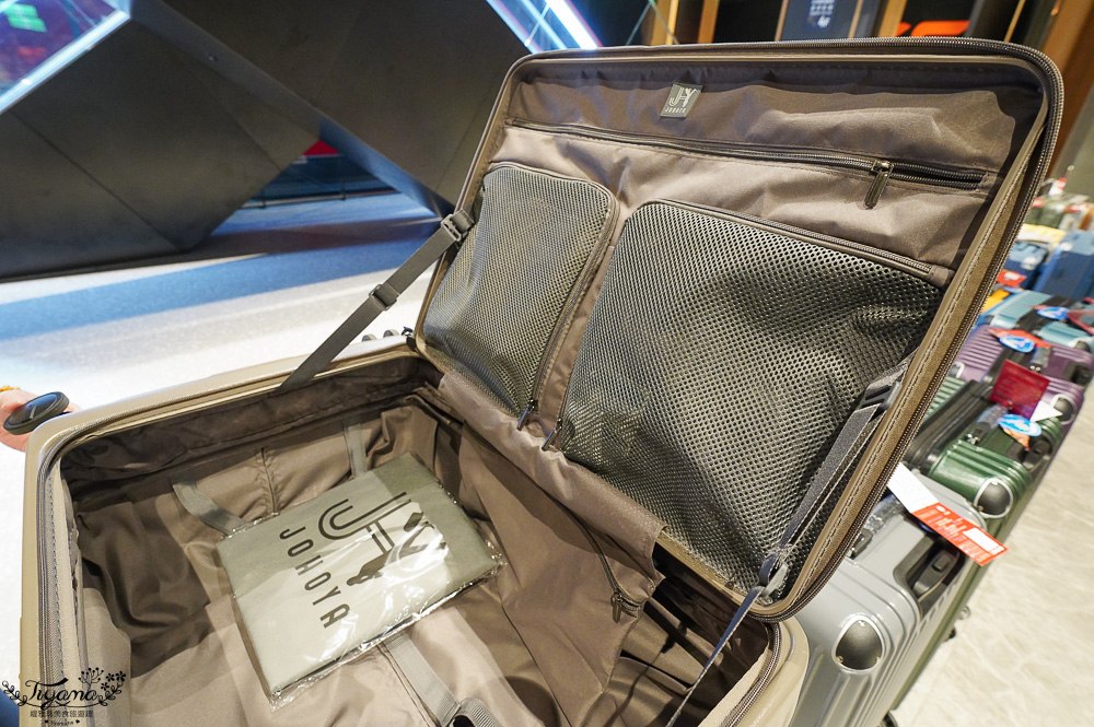 嘉義行李箱特賣會「加賀屋行李箱特賣會」，各品牌行李箱現場一次看，上掀式行李箱、對開式行李箱、雙開式行李箱、胖胖箱、布料行李箱、登機箱，限量特惠行李箱只要990元起，一年保固、終身保修！！ @緹雅瑪 美食旅遊趣