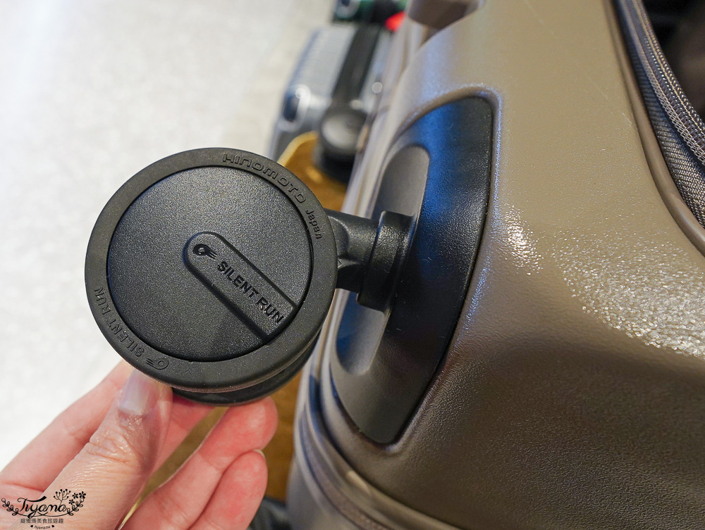 嘉義行李箱特賣會「加賀屋行李箱特賣會」，各品牌行李箱現場一次看，上掀式行李箱、對開式行李箱、雙開式行李箱、胖胖箱、布料行李箱、登機箱，限量特惠行李箱只要990元起，一年保固、終身保修！！ @緹雅瑪 美食旅遊趣