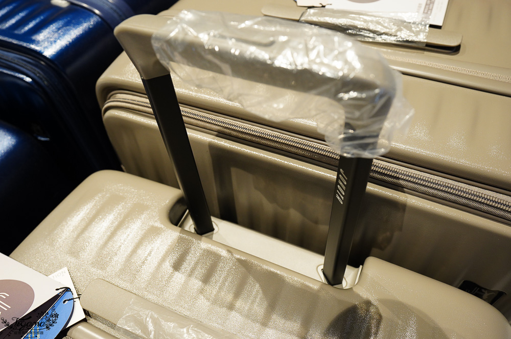 嘉義行李箱特賣會「加賀屋行李箱特賣會」，各品牌行李箱現場一次看，上掀式行李箱、對開式行李箱、雙開式行李箱、胖胖箱、布料行李箱、登機箱，限量特惠行李箱只要990元起，一年保固、終身保修！！ @緹雅瑪 美食旅遊趣