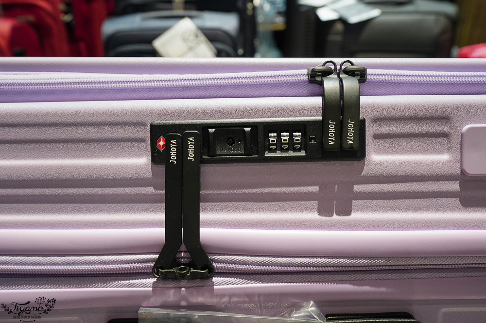 嘉義行李箱特賣會「加賀屋行李箱特賣會」，各品牌行李箱現場一次看，上掀式行李箱、對開式行李箱、雙開式行李箱、胖胖箱、布料行李箱、登機箱，限量特惠行李箱只要990元起，一年保固、終身保修！！ @緹雅瑪 美食旅遊趣