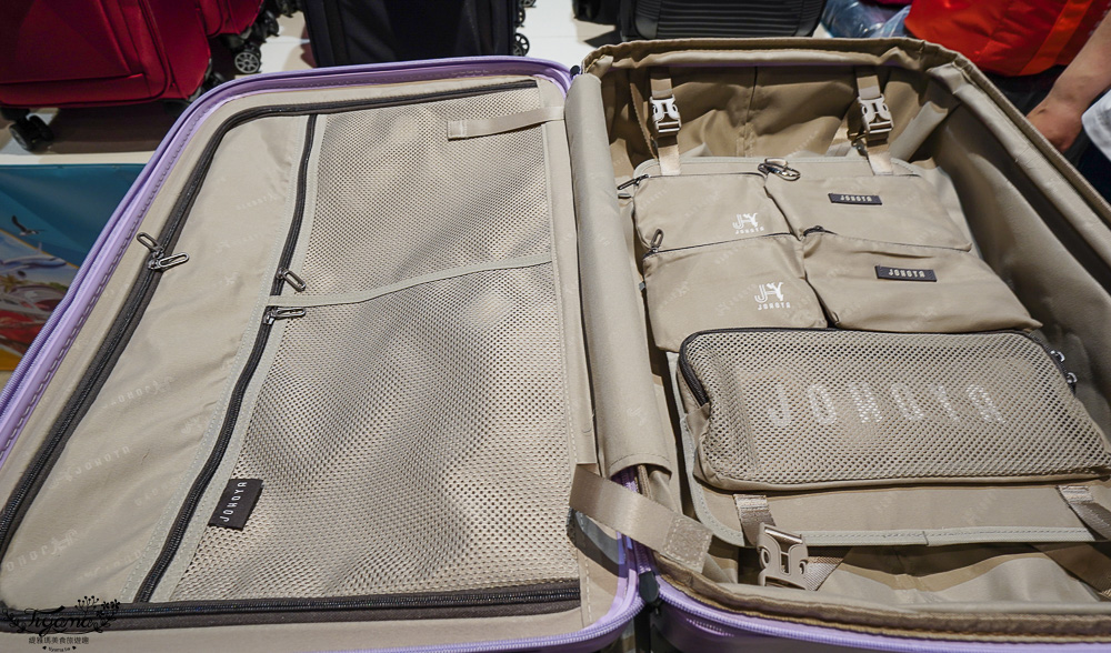 嘉義行李箱特賣會「加賀屋行李箱特賣會」，各品牌行李箱現場一次看，上掀式行李箱、對開式行李箱、雙開式行李箱、胖胖箱、布料行李箱、登機箱，限量特惠行李箱只要990元起，一年保固、終身保修！！ @緹雅瑪 美食旅遊趣