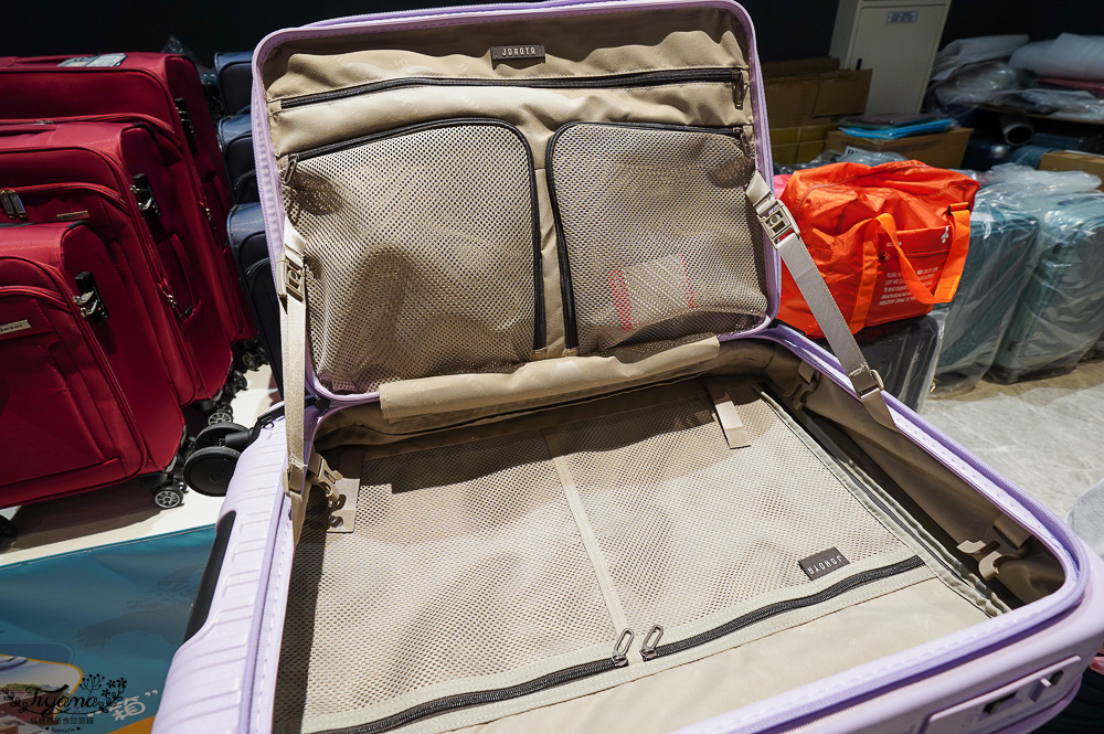 嘉義行李箱特賣會「加賀屋行李箱特賣會」，各品牌行李箱現場一次看，上掀式行李箱、對開式行李箱、雙開式行李箱、胖胖箱、布料行李箱、登機箱，限量特惠行李箱只要990元起，一年保固、終身保修！！ @緹雅瑪 美食旅遊趣