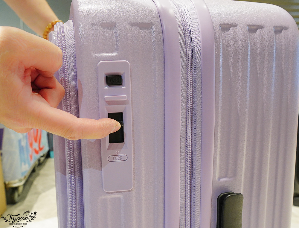 嘉義行李箱特賣會「加賀屋行李箱特賣會」，各品牌行李箱現場一次看，上掀式行李箱、對開式行李箱、雙開式行李箱、胖胖箱、布料行李箱、登機箱，限量特惠行李箱只要990元起，一年保固、終身保修！！ @緹雅瑪 美食旅遊趣