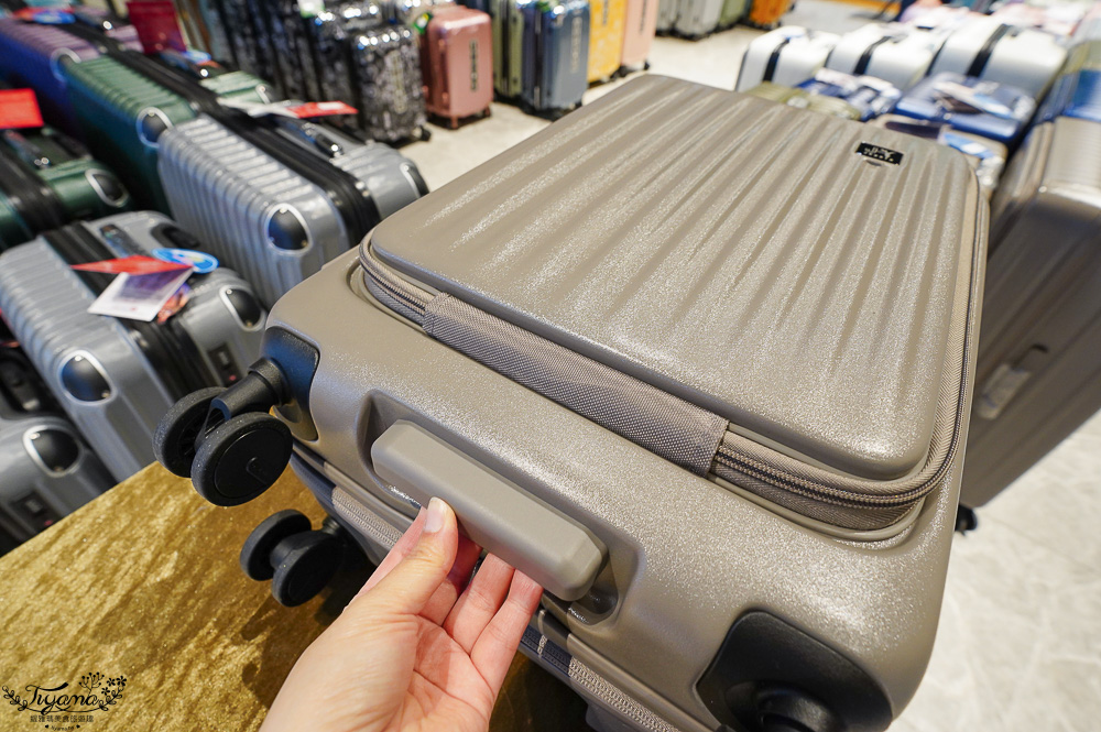 嘉義行李箱特賣會「加賀屋行李箱特賣會」，各品牌行李箱現場一次看，上掀式行李箱、對開式行李箱、雙開式行李箱、胖胖箱、布料行李箱、登機箱，限量特惠行李箱只要990元起，一年保固、終身保修！！ @緹雅瑪 美食旅遊趣