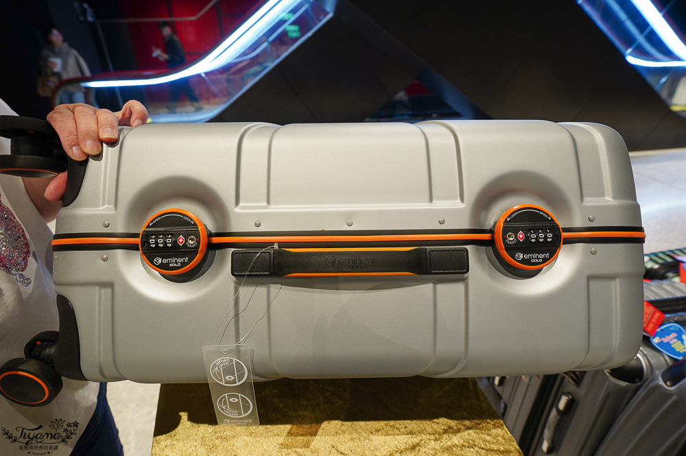 嘉義行李箱特賣會「加賀屋行李箱特賣會」，各品牌行李箱現場一次看，上掀式行李箱、對開式行李箱、雙開式行李箱、胖胖箱、布料行李箱、登機箱，限量特惠行李箱只要990元起，一年保固、終身保修！！ @緹雅瑪 美食旅遊趣