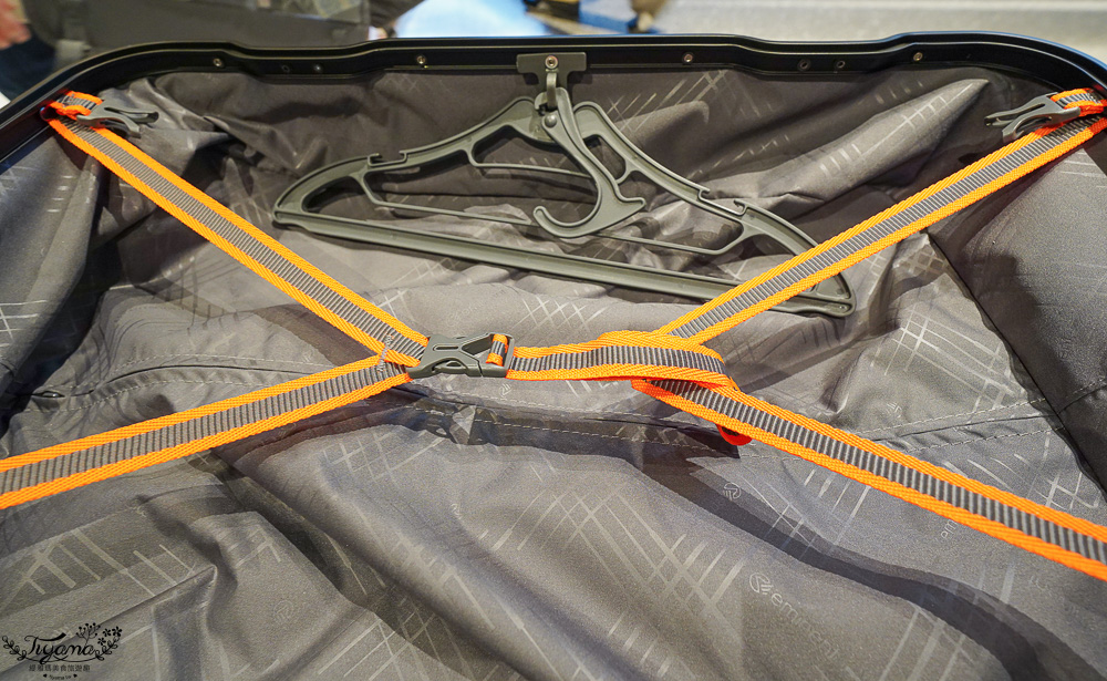 嘉義行李箱特賣會「加賀屋行李箱特賣會」，各品牌行李箱現場一次看，上掀式行李箱、對開式行李箱、雙開式行李箱、胖胖箱、布料行李箱、登機箱，限量特惠行李箱只要990元起，一年保固、終身保修！！ @緹雅瑪 美食旅遊趣