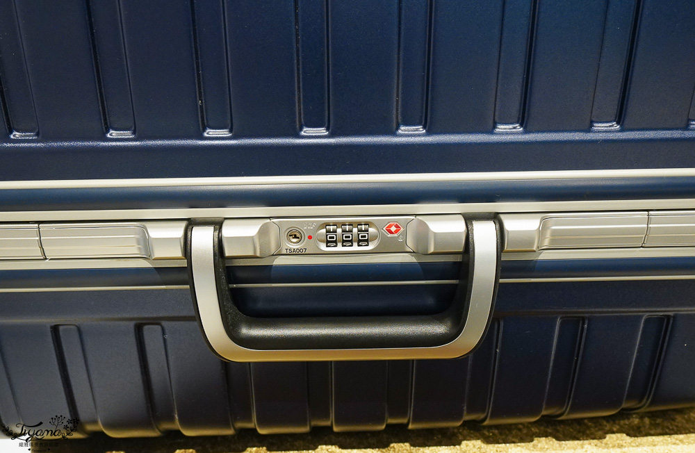 嘉義行李箱特賣會「加賀屋行李箱特賣會」，各品牌行李箱現場一次看，上掀式行李箱、對開式行李箱、雙開式行李箱、胖胖箱、布料行李箱、登機箱，限量特惠行李箱只要990元起，一年保固、終身保修！！ @緹雅瑪 美食旅遊趣