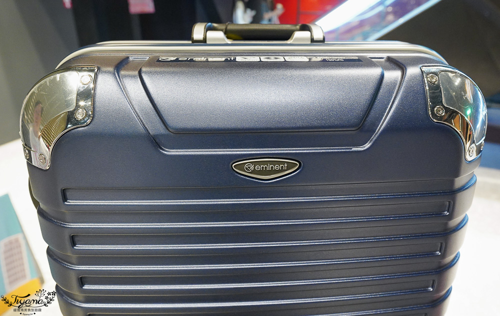 嘉義行李箱特賣會「加賀屋行李箱特賣會」，各品牌行李箱現場一次看，上掀式行李箱、對開式行李箱、雙開式行李箱、胖胖箱、布料行李箱、登機箱，限量特惠行李箱只要990元起，一年保固、終身保修！！ @緹雅瑪 美食旅遊趣