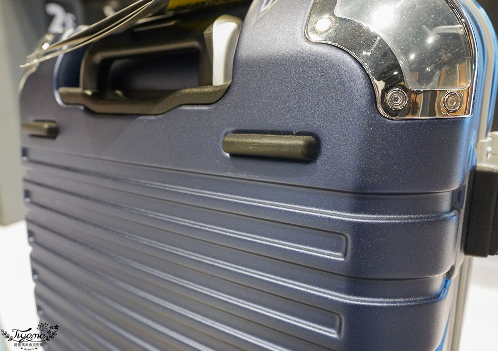 嘉義行李箱特賣會「加賀屋行李箱特賣會」，各品牌行李箱現場一次看，上掀式行李箱、對開式行李箱、雙開式行李箱、胖胖箱、布料行李箱、登機箱，限量特惠行李箱只要990元起，一年保固、終身保修！！ @緹雅瑪 美食旅遊趣