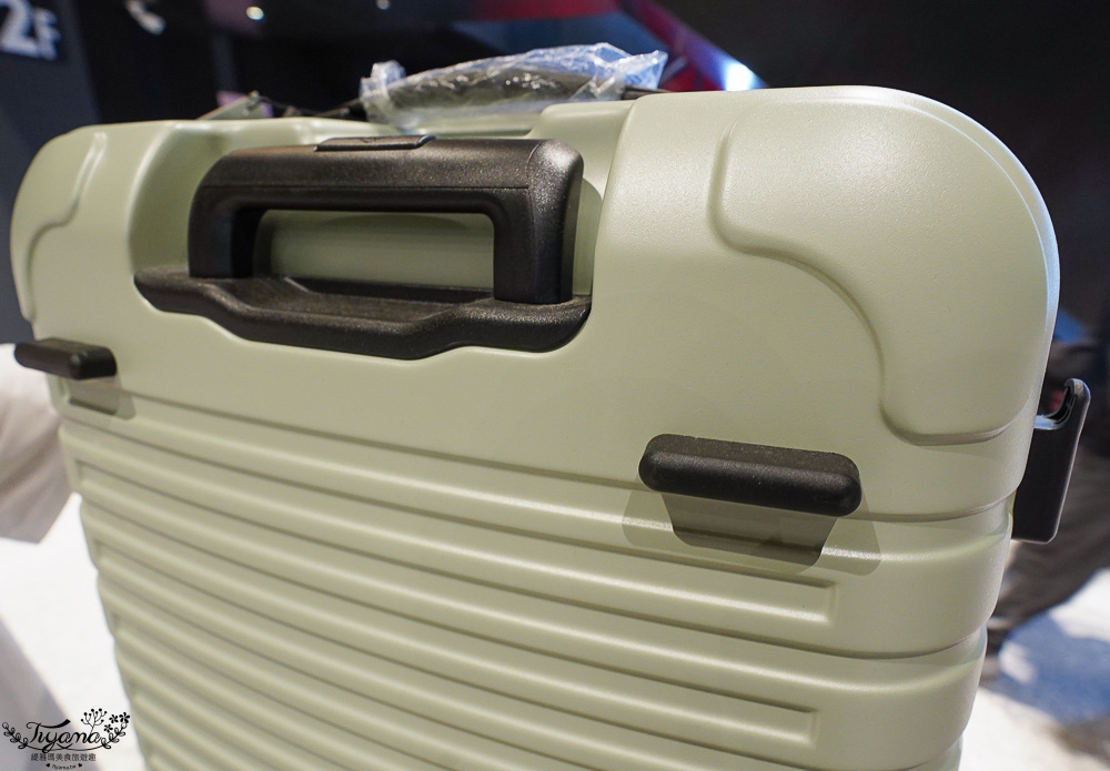 嘉義行李箱特賣會「加賀屋行李箱特賣會」，各品牌行李箱現場一次看，上掀式行李箱、對開式行李箱、雙開式行李箱、胖胖箱、布料行李箱、登機箱，限量特惠行李箱只要990元起，一年保固、終身保修！！ @緹雅瑪 美食旅遊趣