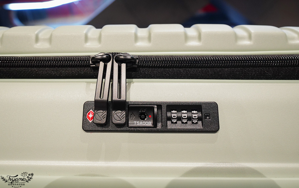 嘉義行李箱特賣會「加賀屋行李箱特賣會」，各品牌行李箱現場一次看，上掀式行李箱、對開式行李箱、雙開式行李箱、胖胖箱、布料行李箱、登機箱，限量特惠行李箱只要990元起，一年保固、終身保修！！ @緹雅瑪 美食旅遊趣