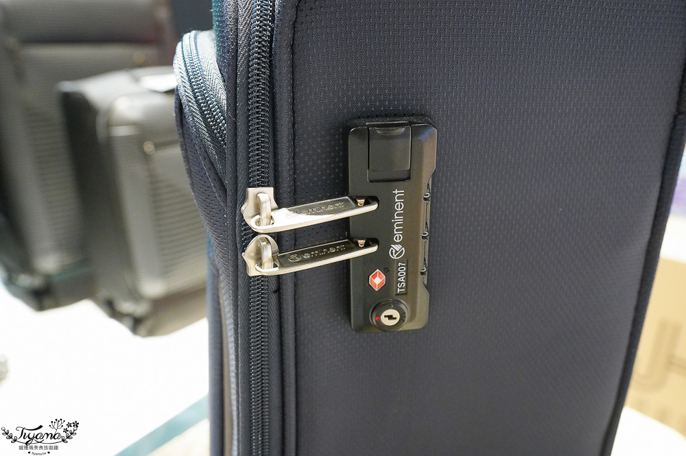 嘉義行李箱特賣會「加賀屋行李箱特賣會」，各品牌行李箱現場一次看，上掀式行李箱、對開式行李箱、雙開式行李箱、胖胖箱、布料行李箱、登機箱，限量特惠行李箱只要990元起，一年保固、終身保修！！ @緹雅瑪 美食旅遊趣