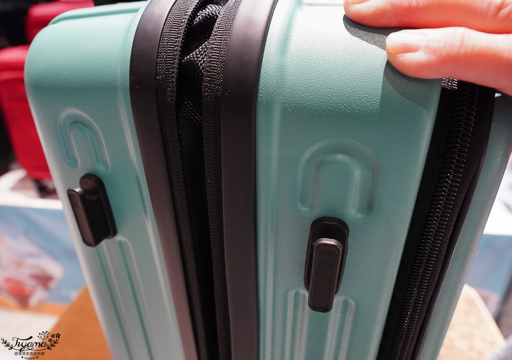 嘉義行李箱特賣會「加賀屋行李箱特賣會」，各品牌行李箱現場一次看，上掀式行李箱、對開式行李箱、雙開式行李箱、胖胖箱、布料行李箱、登機箱，限量特惠行李箱只要990元起，一年保固、終身保修！！ @緹雅瑪 美食旅遊趣