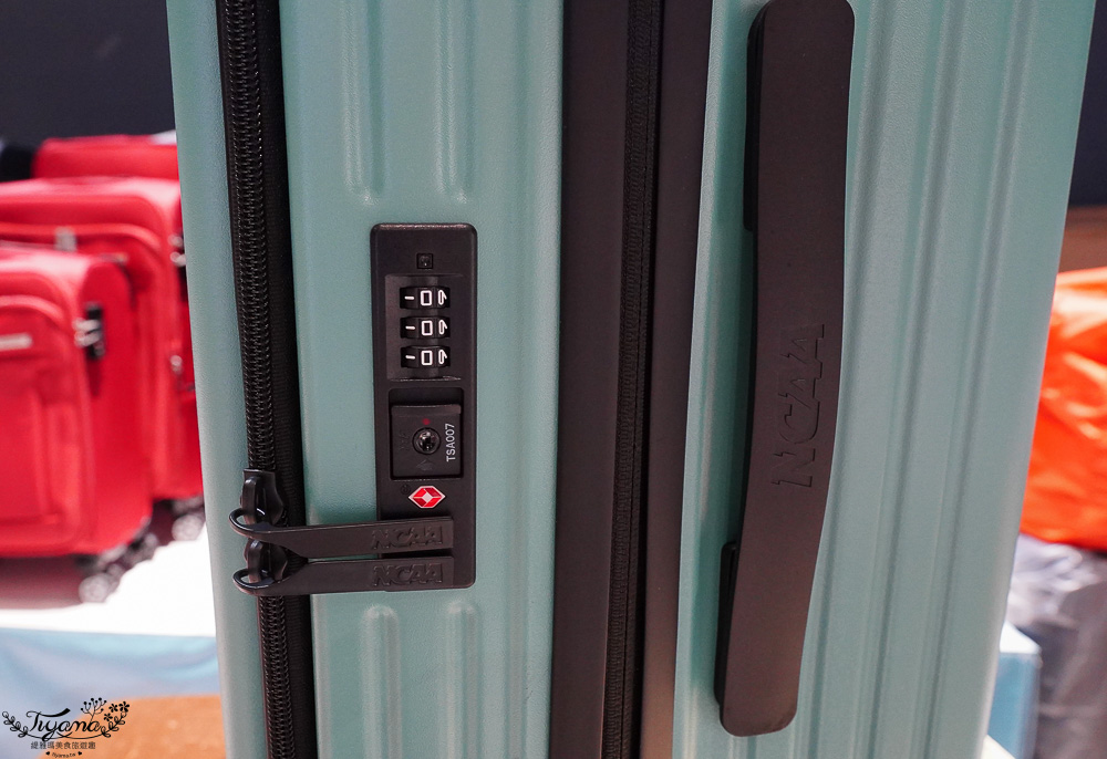 嘉義行李箱特賣會「加賀屋行李箱特賣會」，各品牌行李箱現場一次看，上掀式行李箱、對開式行李箱、雙開式行李箱、胖胖箱、布料行李箱、登機箱，限量特惠行李箱只要990元起，一年保固、終身保修！！ @緹雅瑪 美食旅遊趣