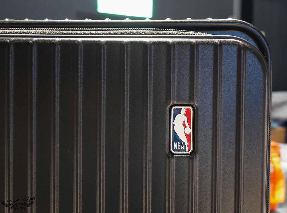 嘉義行李箱特賣會「加賀屋行李箱特賣會」，各品牌行李箱現場一次看，上掀式行李箱、對開式行李箱、雙開式行李箱、胖胖箱、布料行李箱、登機箱，限量特惠行李箱只要990元起，一年保固、終身保修！！ @緹雅瑪 美食旅遊趣