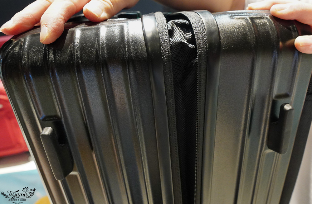 嘉義行李箱特賣會「加賀屋行李箱特賣會」，各品牌行李箱現場一次看，上掀式行李箱、對開式行李箱、雙開式行李箱、胖胖箱、布料行李箱、登機箱，限量特惠行李箱只要990元起，一年保固、終身保修！！ @緹雅瑪 美食旅遊趣