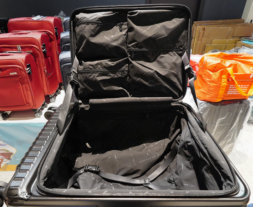 嘉義行李箱特賣會「加賀屋行李箱特賣會」，各品牌行李箱現場一次看，上掀式行李箱、對開式行李箱、雙開式行李箱、胖胖箱、布料行李箱、登機箱，限量特惠行李箱只要990元起，一年保固、終身保修！！ @緹雅瑪 美食旅遊趣