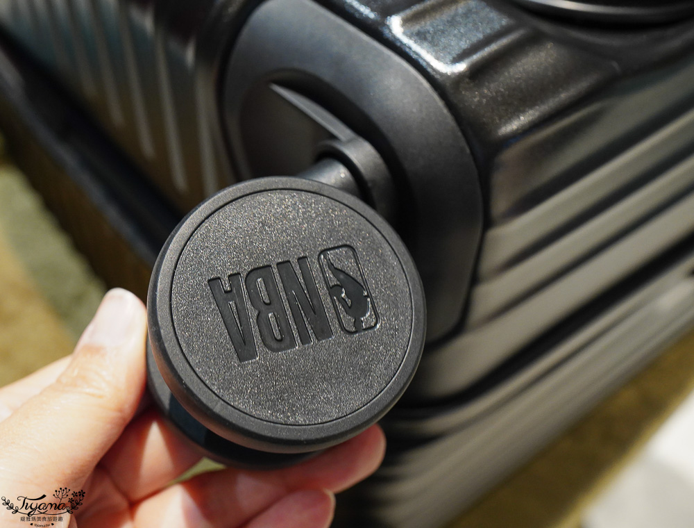 嘉義行李箱特賣會「加賀屋行李箱特賣會」，各品牌行李箱現場一次看，上掀式行李箱、對開式行李箱、雙開式行李箱、胖胖箱、布料行李箱、登機箱，限量特惠行李箱只要990元起，一年保固、終身保修！！ @緹雅瑪 美食旅遊趣