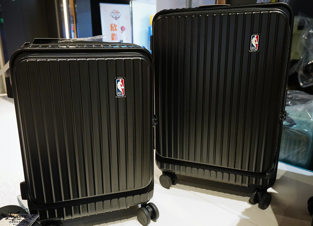 嘉義行李箱特賣會「加賀屋行李箱特賣會」，各品牌行李箱現場一次看，上掀式行李箱、對開式行李箱、雙開式行李箱、胖胖箱、布料行李箱、登機箱，限量特惠行李箱只要990元起，一年保固、終身保修！！ @緹雅瑪 美食旅遊趣