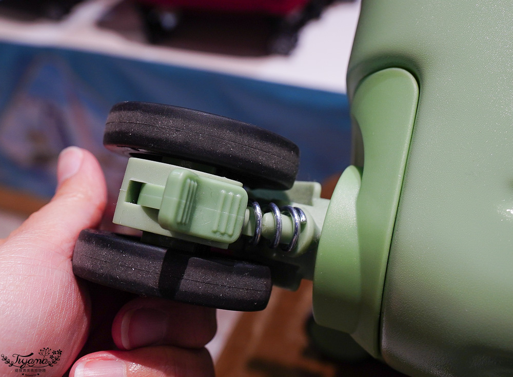 嘉義行李箱特賣會「加賀屋行李箱特賣會」，各品牌行李箱現場一次看，上掀式行李箱、對開式行李箱、雙開式行李箱、胖胖箱、布料行李箱、登機箱，限量特惠行李箱只要990元起，一年保固、終身保修！！ @緹雅瑪 美食旅遊趣