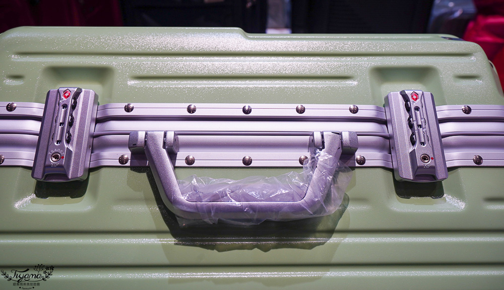 嘉義行李箱特賣會「加賀屋行李箱特賣會」，各品牌行李箱現場一次看，上掀式行李箱、對開式行李箱、雙開式行李箱、胖胖箱、布料行李箱、登機箱，限量特惠行李箱只要990元起，一年保固、終身保修！！ @緹雅瑪 美食旅遊趣