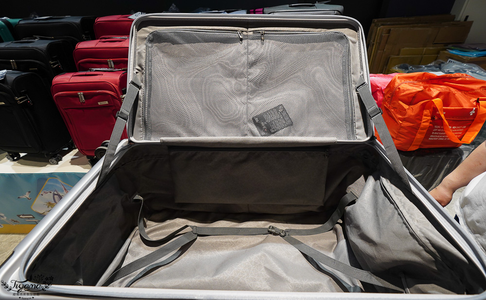 嘉義行李箱特賣會「加賀屋行李箱特賣會」，各品牌行李箱現場一次看，上掀式行李箱、對開式行李箱、雙開式行李箱、胖胖箱、布料行李箱、登機箱，限量特惠行李箱只要990元起，一年保固、終身保修！！ @緹雅瑪 美食旅遊趣