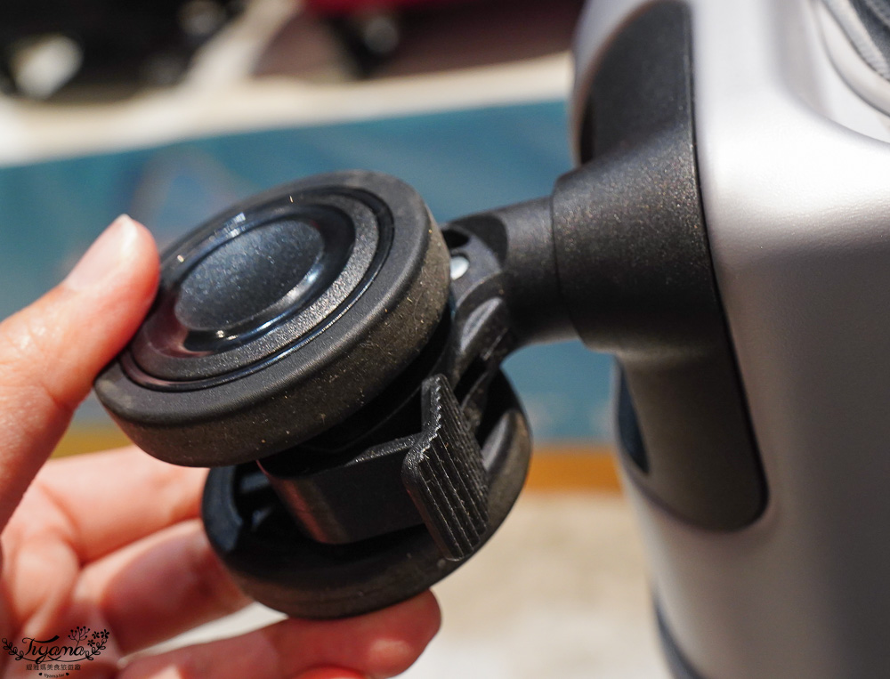 嘉義行李箱特賣會「加賀屋行李箱特賣會」，各品牌行李箱現場一次看，上掀式行李箱、對開式行李箱、雙開式行李箱、胖胖箱、布料行李箱、登機箱，限量特惠行李箱只要990元起，一年保固、終身保修！！ @緹雅瑪 美食旅遊趣