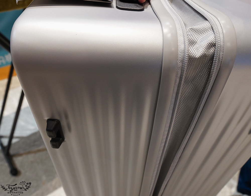 嘉義行李箱特賣會「加賀屋行李箱特賣會」，各品牌行李箱現場一次看，上掀式行李箱、對開式行李箱、雙開式行李箱、胖胖箱、布料行李箱、登機箱，限量特惠行李箱只要990元起，一年保固、終身保修！！ @緹雅瑪 美食旅遊趣