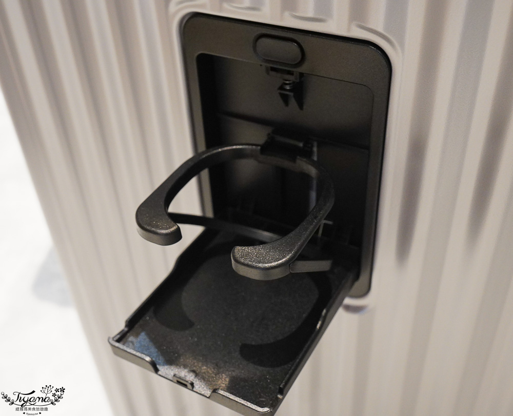 嘉義行李箱特賣會「加賀屋行李箱特賣會」，各品牌行李箱現場一次看，上掀式行李箱、對開式行李箱、雙開式行李箱、胖胖箱、布料行李箱、登機箱，限量特惠行李箱只要990元起，一年保固、終身保修！！ @緹雅瑪 美食旅遊趣