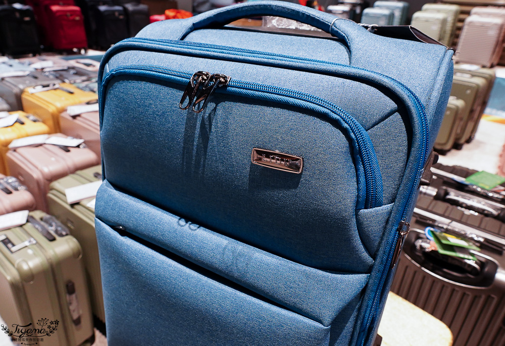 嘉義行李箱特賣會「加賀屋行李箱特賣會」，各品牌行李箱現場一次看，上掀式行李箱、對開式行李箱、雙開式行李箱、胖胖箱、布料行李箱、登機箱，限量特惠行李箱只要990元起，一年保固、終身保修！！ @緹雅瑪 美食旅遊趣