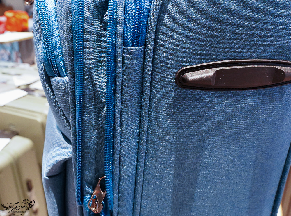 嘉義行李箱特賣會「加賀屋行李箱特賣會」，各品牌行李箱現場一次看，上掀式行李箱、對開式行李箱、雙開式行李箱、胖胖箱、布料行李箱、登機箱，限量特惠行李箱只要990元起，一年保固、終身保修！！ @緹雅瑪 美食旅遊趣