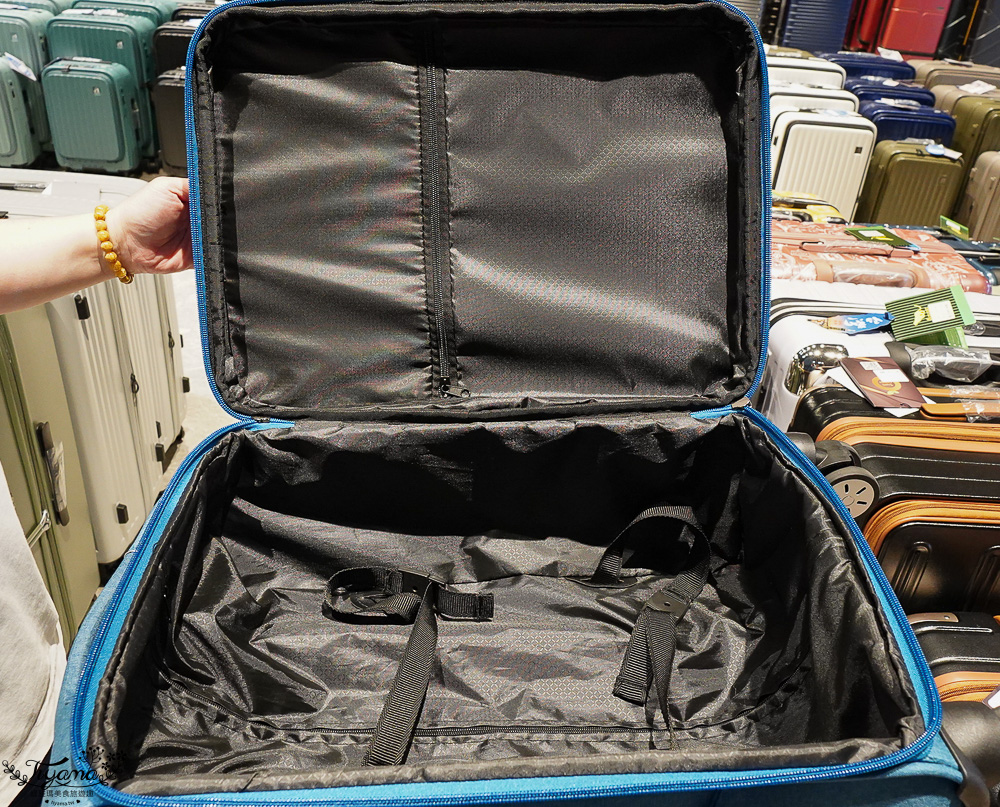 嘉義行李箱特賣會「加賀屋行李箱特賣會」，各品牌行李箱現場一次看，上掀式行李箱、對開式行李箱、雙開式行李箱、胖胖箱、布料行李箱、登機箱，限量特惠行李箱只要990元起，一年保固、終身保修！！ @緹雅瑪 美食旅遊趣