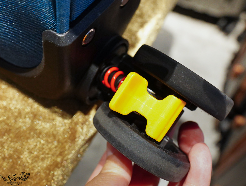 嘉義行李箱特賣會「加賀屋行李箱特賣會」，各品牌行李箱現場一次看，上掀式行李箱、對開式行李箱、雙開式行李箱、胖胖箱、布料行李箱、登機箱，限量特惠行李箱只要990元起，一年保固、終身保修！！ @緹雅瑪 美食旅遊趣