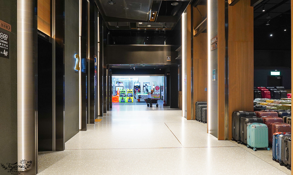 嘉義行李箱特賣會「加賀屋行李箱特賣會」，各品牌行李箱現場一次看，上掀式行李箱、對開式行李箱、雙開式行李箱、胖胖箱、布料行李箱、登機箱，限量特惠行李箱只要990元起，一年保固、終身保修！！ @緹雅瑪 美食旅遊趣