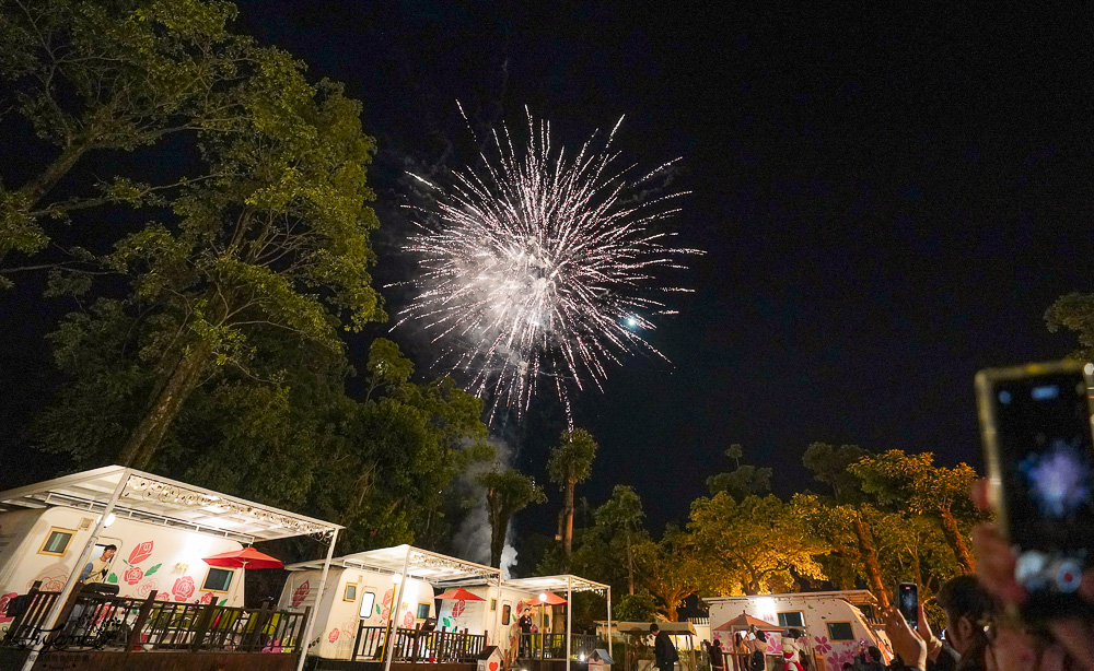 嘉義露營車推薦|詩情花園度假村 1泊2食:BBQ烤肉火鍋晚餐、煙火晚會、魔術表演、放天燈、手工比薩DIY @緹雅瑪 美食旅遊趣 嘉義露營車推薦|詩情花園度假村 1泊2食:BBQ烤肉火鍋晚餐、煙火晚會、魔術表演、放天燈、手工比薩DIY @緹雅瑪 美食旅遊趣