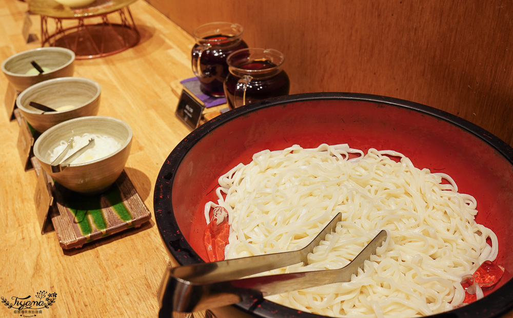 星野集團 奧入瀨溪流飯店「青森蘋果廚房」海鮮鐵板燒、現切牛肉、青森蘋果酥皮派、DIY海鮮丼、3款頂級青森蘋果汁，自助晚餐價格、必吃推薦 @緹雅瑪 美食旅遊趣