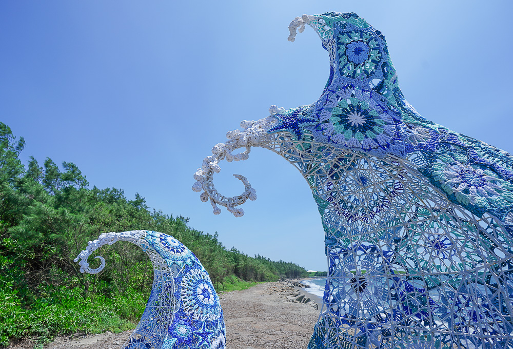 2026桃園地景藝術節｜交通．接駁車｜後湖溪生態園區作品：浪湧的祝福、漂飄然、繽紛珍珠海、風的座標、風的訊息、潮間劇場：聆聽之殼 @緹雅瑪 美食旅遊趣