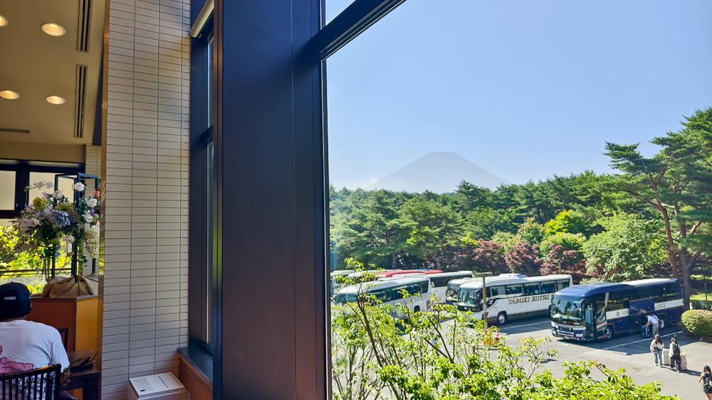 富士山本栖湖住宿》本栖鳳凰飯店｜本棲鳳凰飯店：一泊二食長腳蟹自助晚餐，餐廳就有富士山美景！！ @緹雅瑪 美食旅遊趣