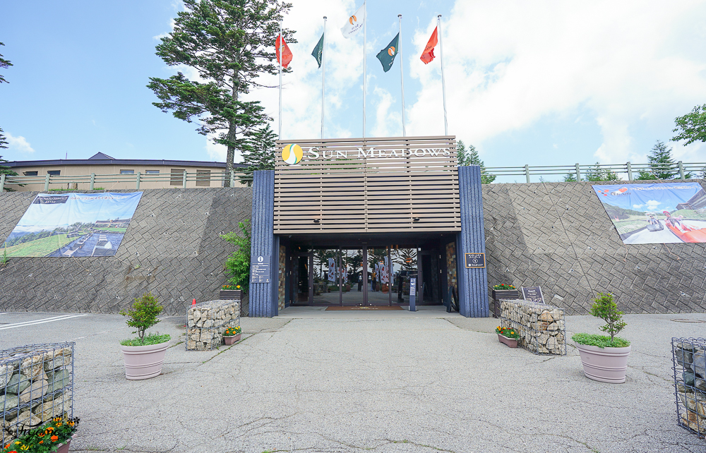 【山梨景點】 清里Terrace｜清里露台：搭太陽草甸清裡纜車，坐高原沙發座喝咖啡賞山梨八岳景色，高原卡丁車也必玩！ @緹雅瑪 美食旅遊趣