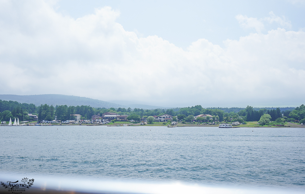 【富士山河口湖週邊景色】山中湖遊覽船&ldquo;天鵝湖&rdquo;：餵天鵝、搭純白天鵝造型船遊湖、森林驛站旭日丘巴士站 @緹雅瑪 美食旅遊趣