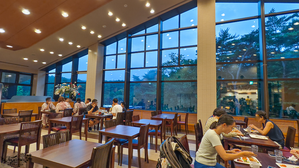 富士山本栖湖住宿》本栖鳳凰飯店｜本棲鳳凰飯店：一泊二食長腳蟹自助晚餐，餐廳就有富士山美景！！ @緹雅瑪 美食旅遊趣