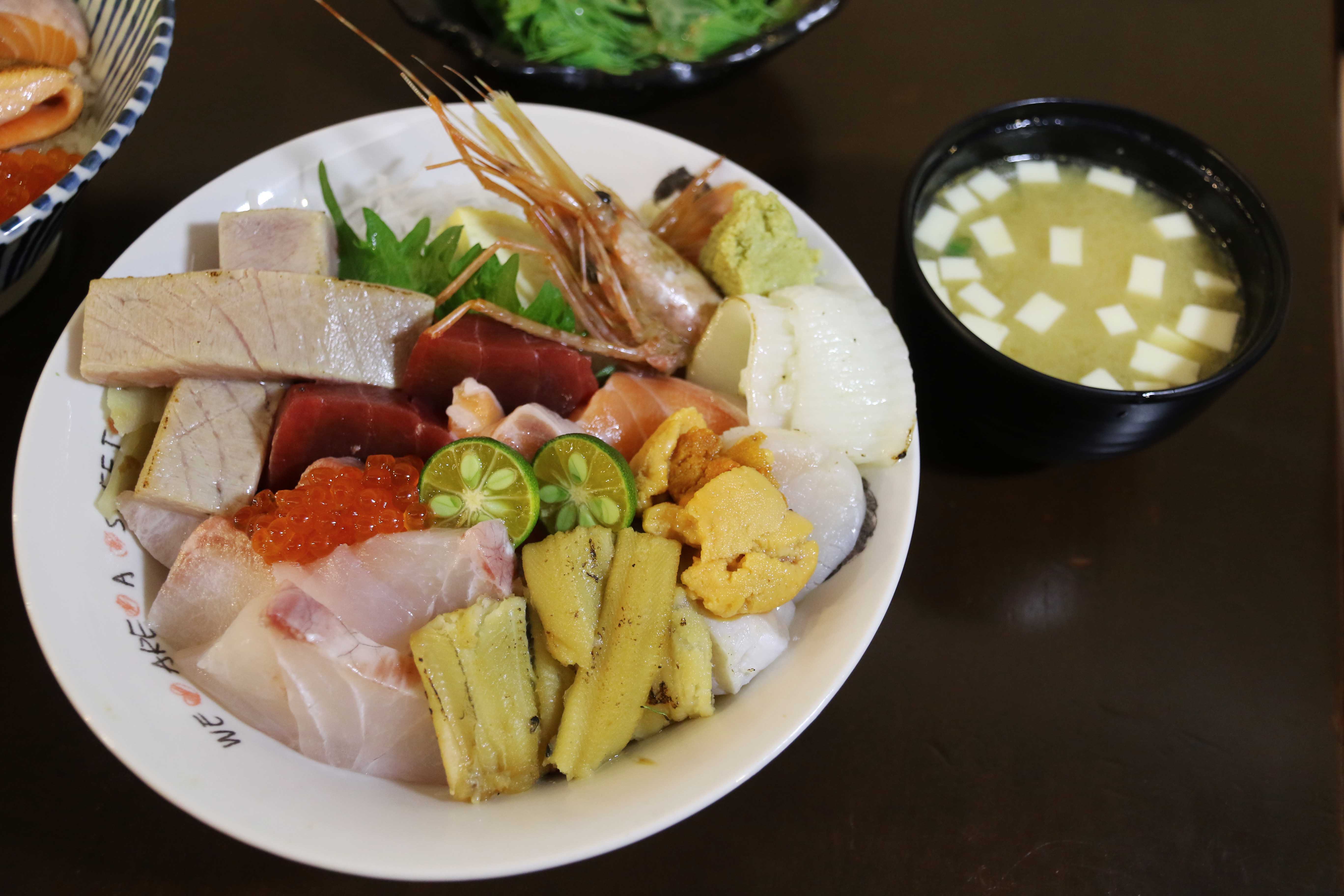 台北小巨蛋美食|畔の食堂：丼飯交響四部曲「特上豪華丼」&#038;「鮭魚三重奏」 @緹雅瑪 美食旅遊趣